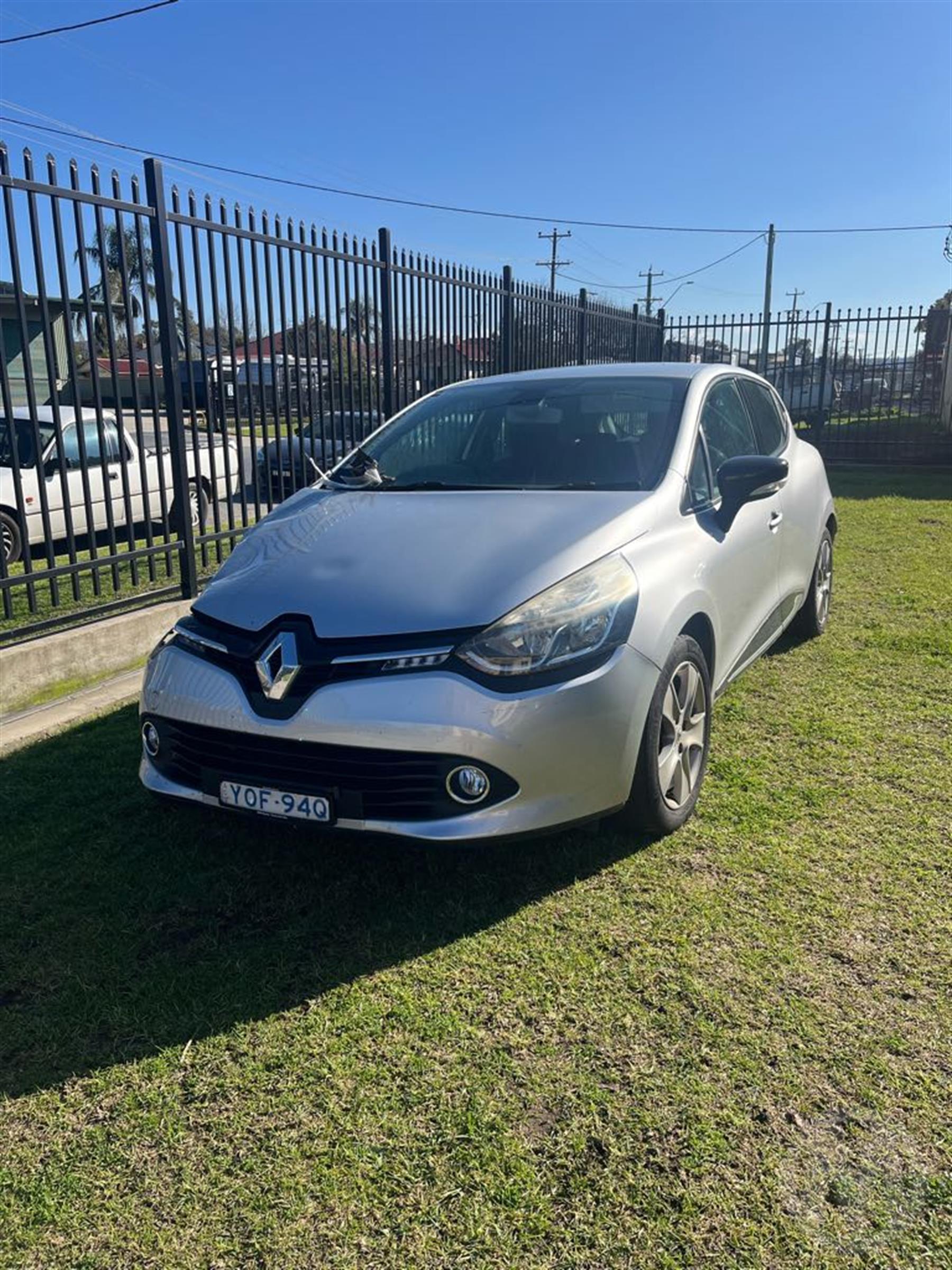 Damaged 2017 Renault Clio X98 Expression Hatch For Auction in National