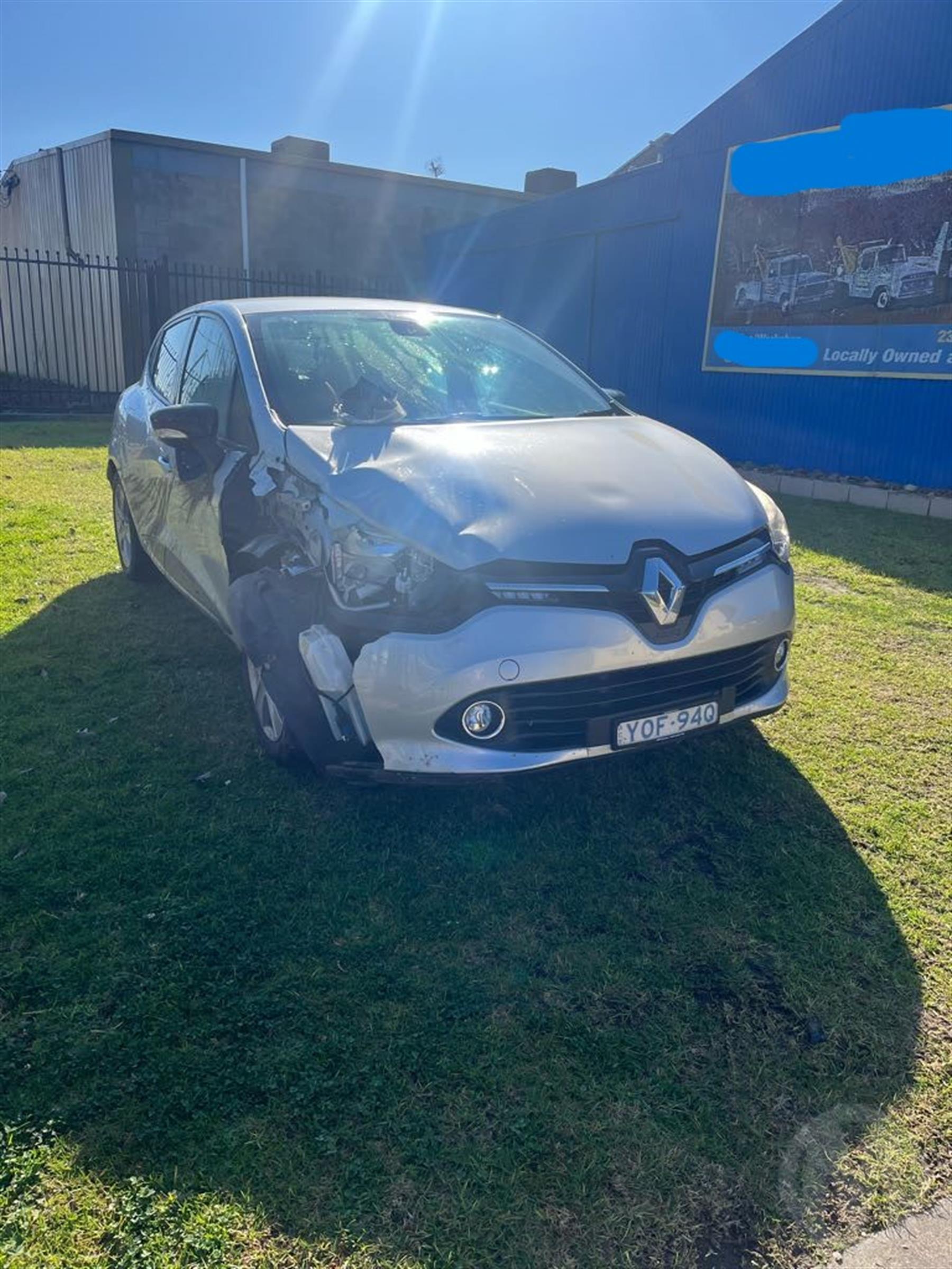 Damaged 2017 Renault Clio X98 Expression Hatch For Auction in National