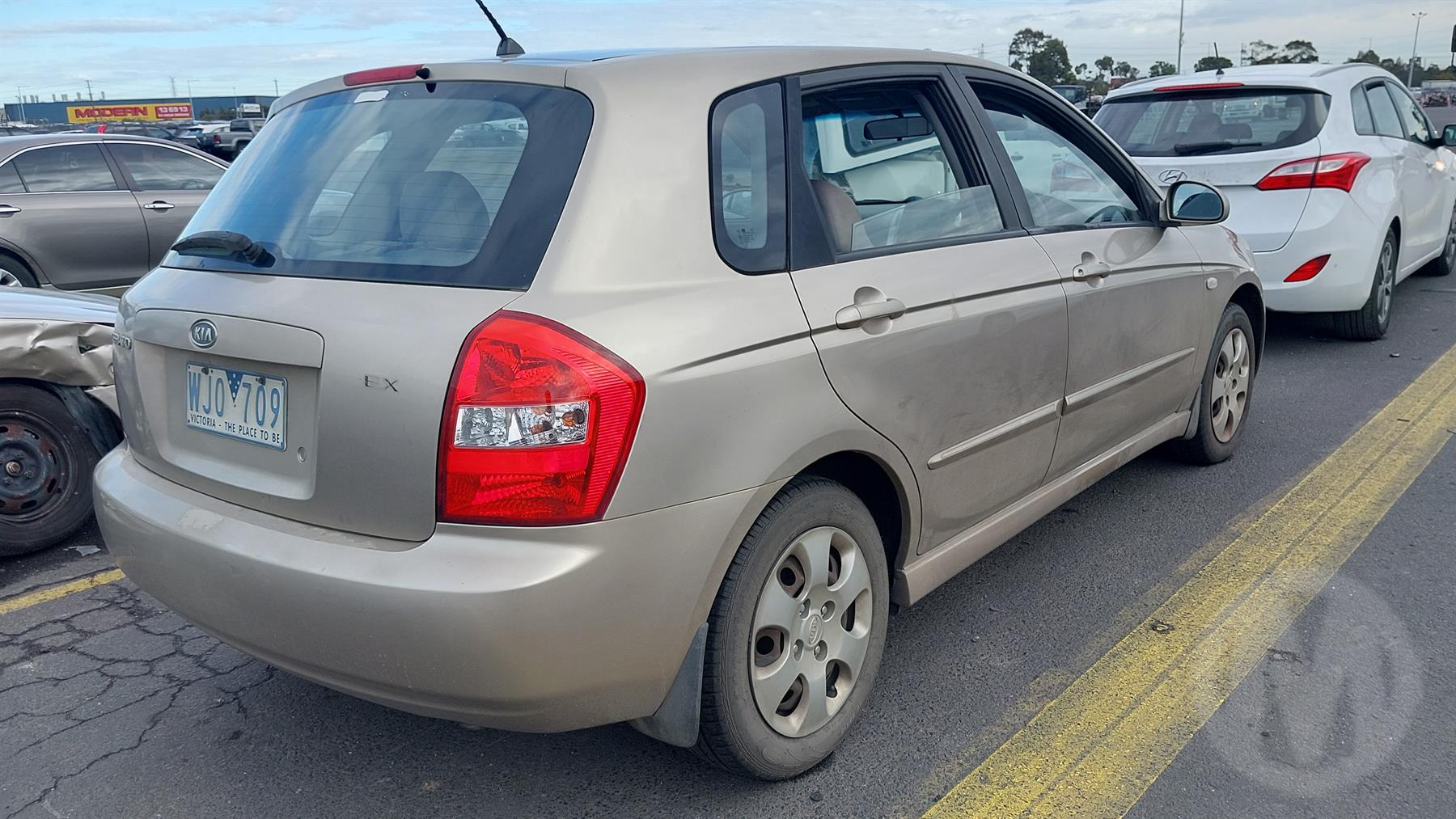 Damaged 2007 Kia Cerato Hatch For Auction in National Online, National