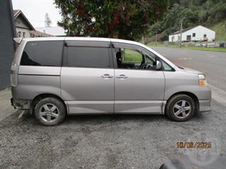 2007 Toyota Voxy Station Wagon Photo