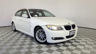 2010 BMW 320i 4D Sedan Photo