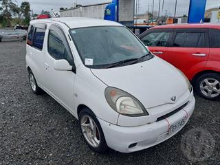 2000 Toyota Funcargo Hatch Photo