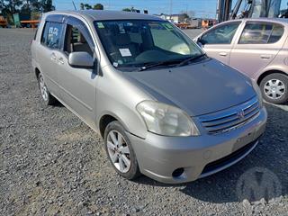 2004 Toyota Raum Station Wagon Photo
