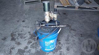 Lubeworks Grease Pump & Delo Grease EP 00 Workshop Supplies Photo