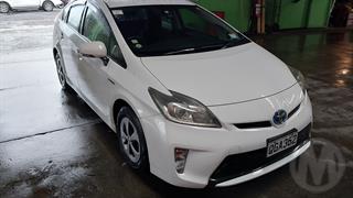 2013 Toyota Prius Hatch Photo