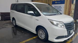 2015 Toyota Noah Hybrid Van Photo