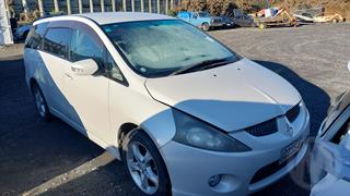2005 Mitsubishi Grandis Chariot Station Wagon Photo