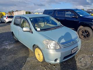 2004 Toyota Raum Station Wagon Photo