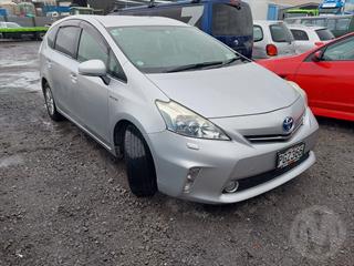 2011 Toyota Prius Alpha Hatch Photo