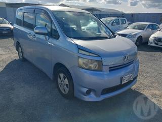 2007 Toyota Voxy Station Wagon Photo