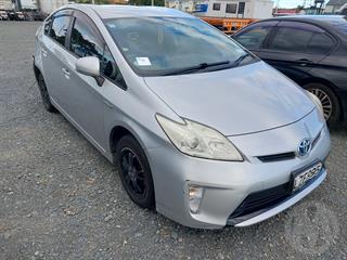 2013 Toyota Prius Hybrid Station Wagon Photo