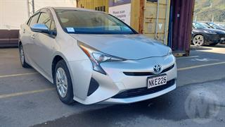 2017 Toyota Prius Hatch Photo