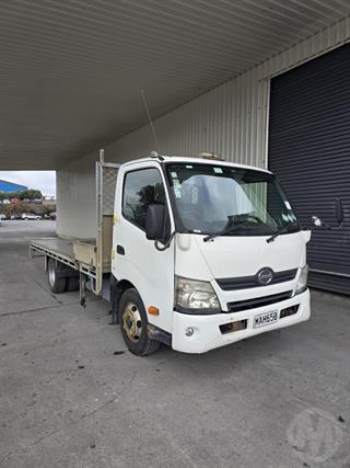 2014 Hino 300 Flat Deck Photo