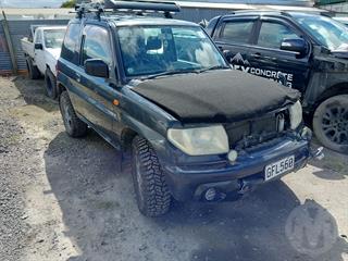 2001 Mitsubishi Pajero Station Wagon Photo