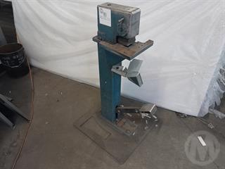 Manual Shear Punch Engineering Equipment Photo