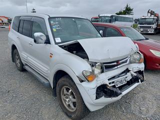 2002 Mitsubishi Pajero Station Wagon Photo