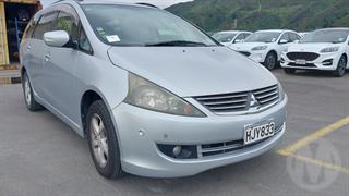 2005 Mitsubishi Grandis Station Wagon Photo