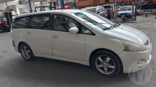2003 Mitsubishi Grandis Station Wagon Photo