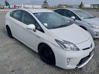 2014 Toyota Prius Hatch Photo