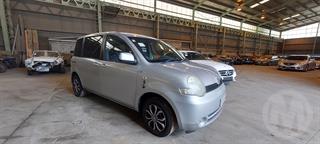 2004 Toyota Sienta Station Wagon Photo