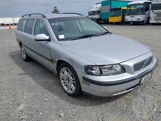 2002 Volvo V70 Station Wagon Photo