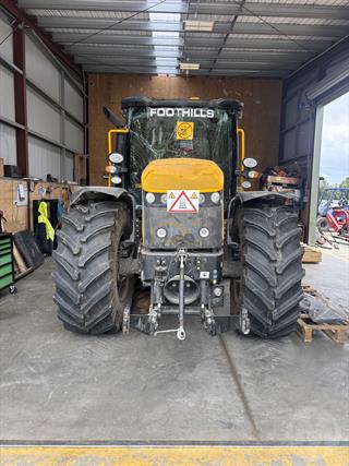 2024 JCB Fastrack 4220 Icon Tractor Photo