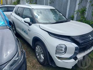 2023 Mitsubishi Outlander LS PHEV/4WD/AT Station Wagon Photo