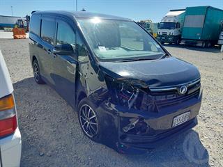 2014 Toyota Voxy Van Photo