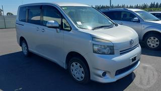 2007 Toyota Voxy Station Wagon Photo