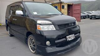 2005 Toyota Voxy Station Wagon Photo