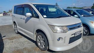 2010 Mitsubishi Delica Station Wagon Photo