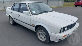 1990 BMW 320i Sedan Photo