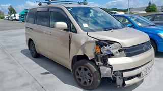 2005 Toyota Voxy Station Wagon Photo