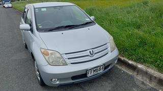 2002 Toyota IST Station Wagon Photo