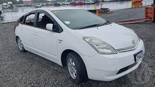 2011 Toyota Prius Station Wagon Photo