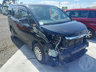 2014 Toyota Noah Station Wagon Photo