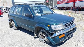 1995 Nissan Pathfinder Station Wagon Photo