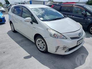 2014 Toyota Prius Alfa Hatch Photo