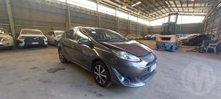 2017 Toyota Prius C SX 1.5PH/CVT Hatch Photo