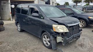 2004 Toyota Noah Station Wagon Photo