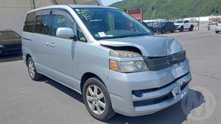 2004 Toyota Voxy Station Wagon Photo