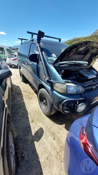 1996 Mitsubishi Delica Spacegear Station Wagon Photo