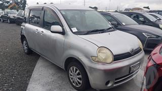 2005 Toyota Sienta Hatch Photo
