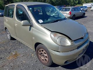 2000 Toyota Funcargo Station Wagon Photo