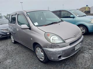 2002 Toyota Funcargo Station Wagon Photo