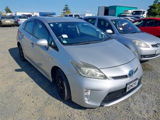 2015 Toyota Prius Hatch Photo