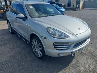 2013 Porsche Cayenne 4 Door SUV Station Wagon Photo