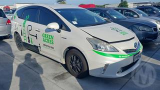 2014 Toyota Prius Alpha Station Wagon Photo