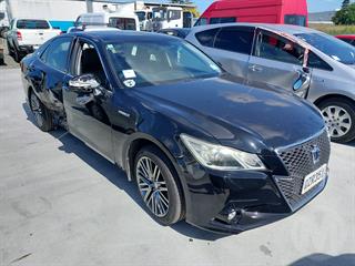 2014 Toyota Crown Hybrid Sedan Photo