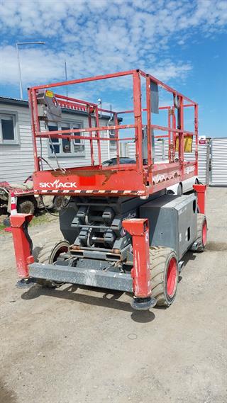 2016 Skyjack 6832 RT Scissor Lift Photo